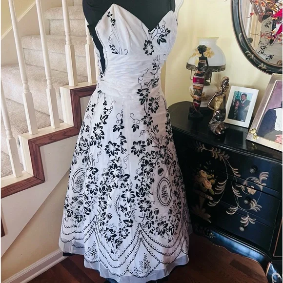 *Vintage Black and White Papell Boutique - Picture 5 of 16